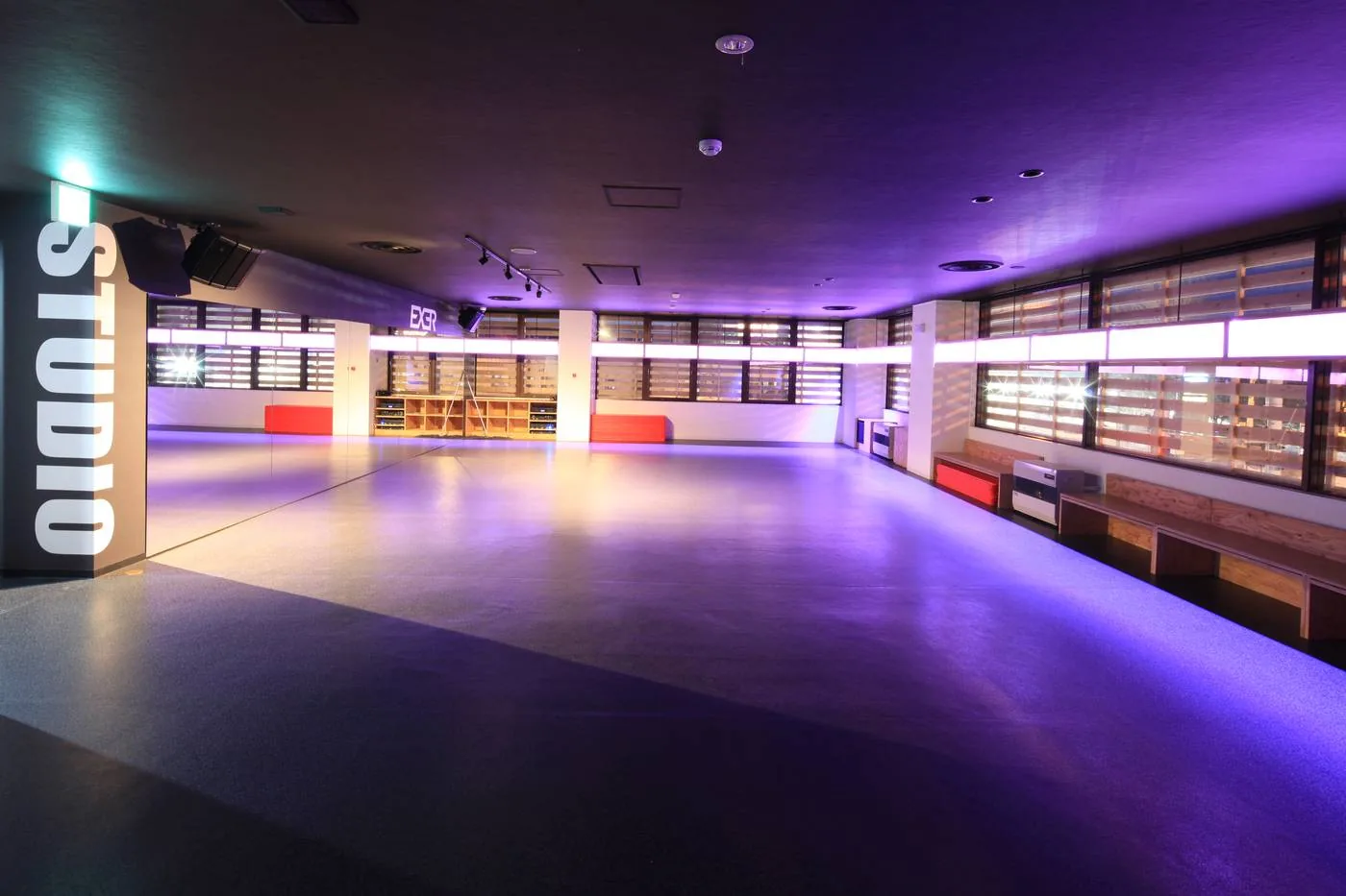 EXER 24 — スタジオ夕景